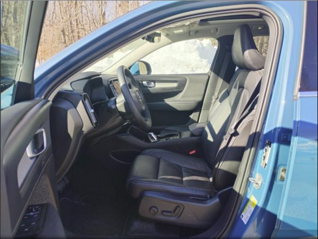 2023 Volvo XC40 Plus Bright Theme