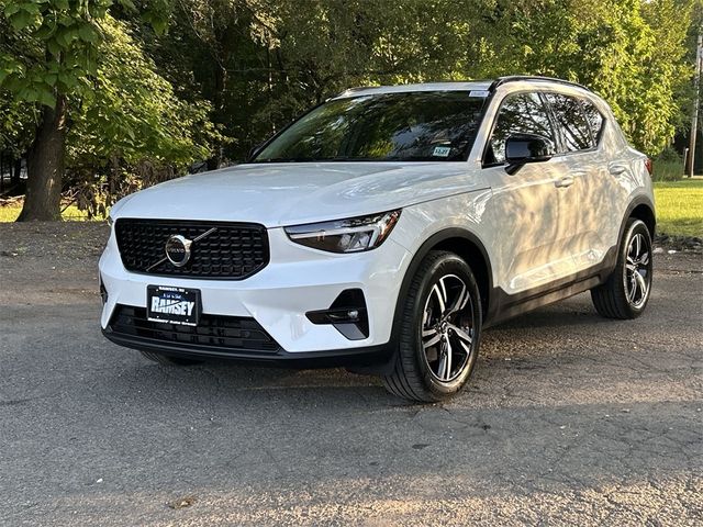 2023 Volvo XC40 Plus Dark Theme