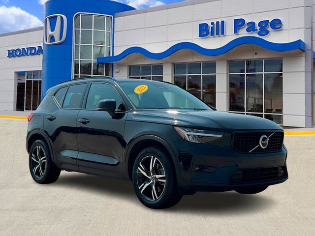 2023 Volvo XC40 Plus Dark Theme