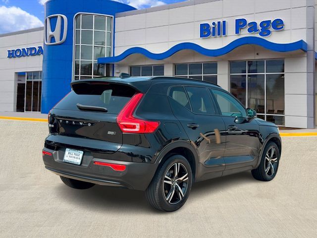 2023 Volvo XC40 Plus Dark Theme