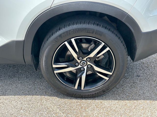 2023 Volvo XC40 Plus Dark Theme