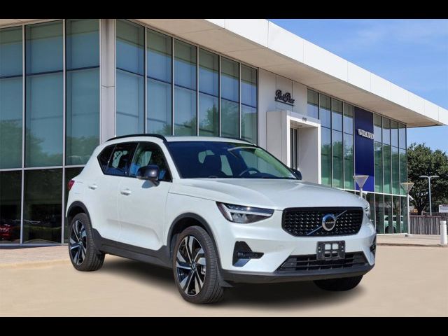 2023 Volvo XC40 Plus Dark Theme