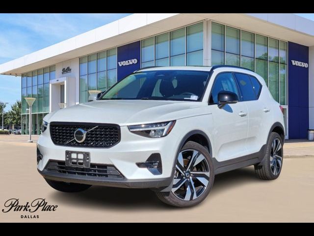 2023 Volvo XC40 Plus Dark Theme