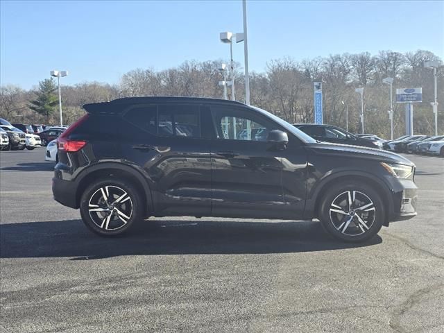 2023 Volvo XC40 Plus Dark Theme