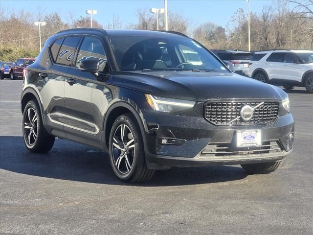 2023 Volvo XC40 Plus Dark Theme