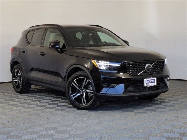 2023 Volvo XC40 Plus Dark Theme