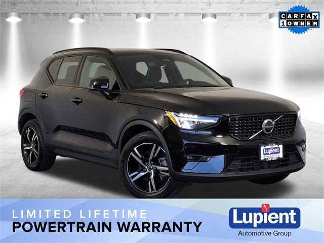 2023 Volvo XC40 Plus Dark Theme
