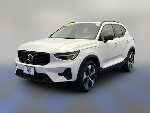 2023 Volvo XC40 Plus Dark Theme