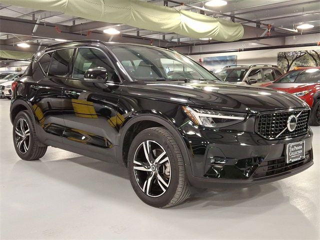 2023 Volvo XC40 Plus Dark Theme