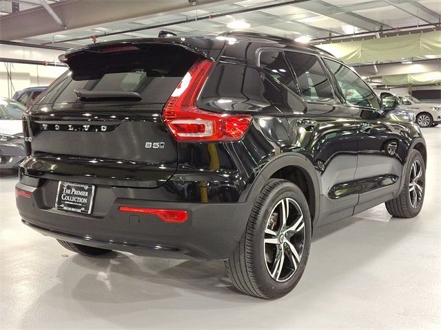 2023 Volvo XC40 Plus Dark Theme