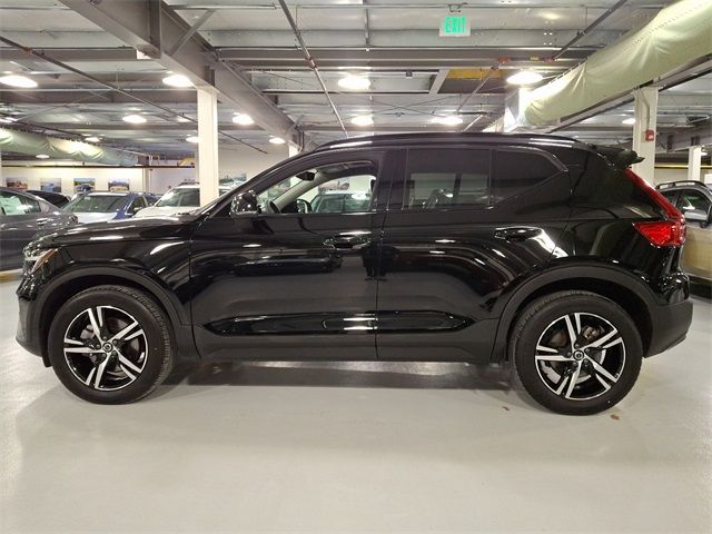 2023 Volvo XC40 Plus Dark Theme