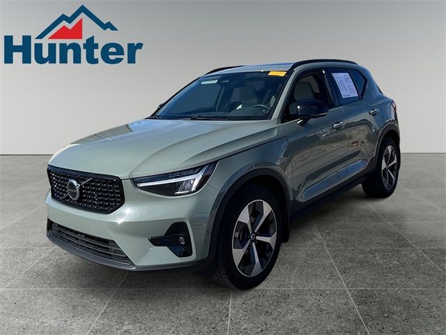 2023 Volvo XC40 Plus Dark Theme