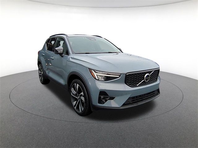 2023 Volvo XC40 Plus Dark Theme
