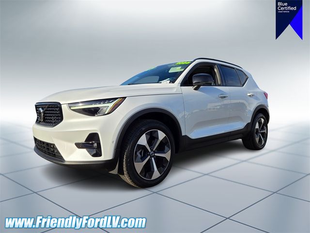 2023 Volvo XC40 Plus Dark Theme