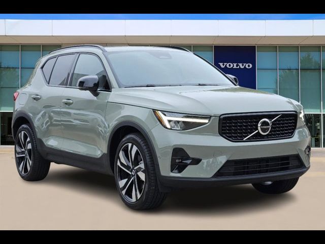 2023 Volvo XC40 Plus Dark Theme