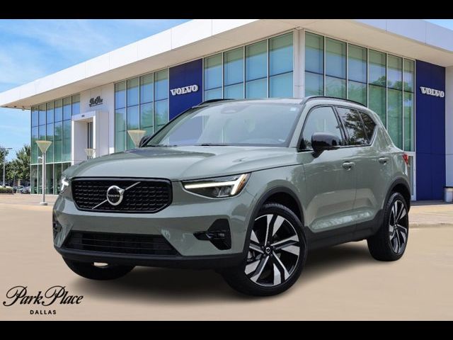 2023 Volvo XC40 Plus Dark Theme