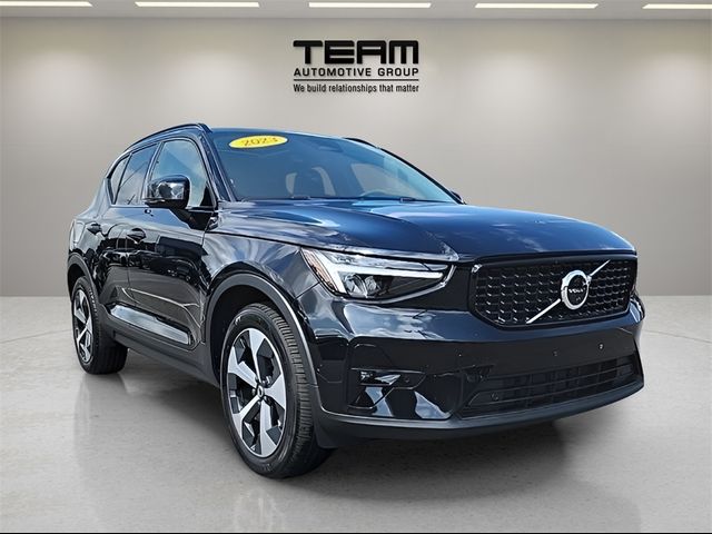 2023 Volvo XC40 Plus Dark Theme