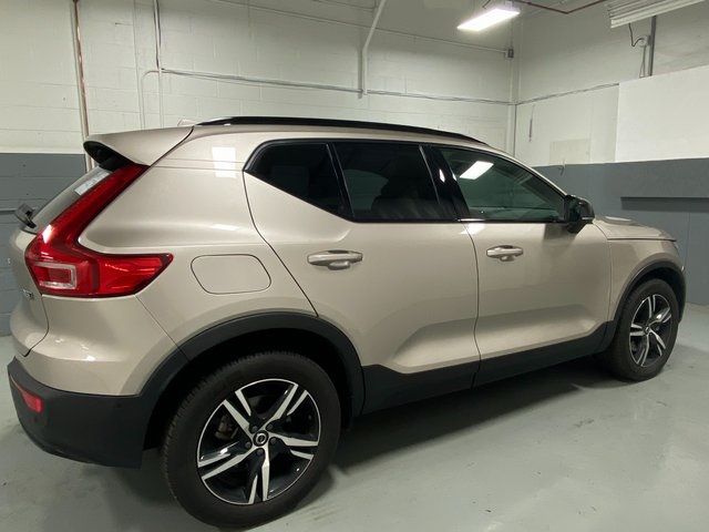 2023 Volvo XC40 Plus Dark Theme