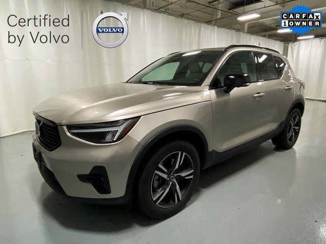 2023 Volvo XC40 Plus Dark Theme