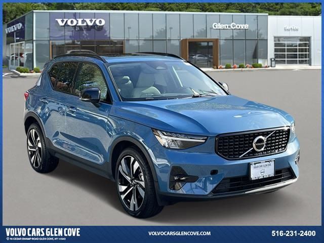 2023 Volvo XC40 Plus Dark Theme