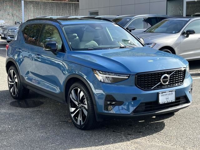 2023 Volvo XC40 Plus Dark Theme