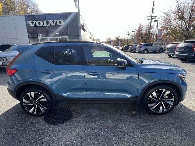 2023 Volvo XC40 Plus Dark Theme