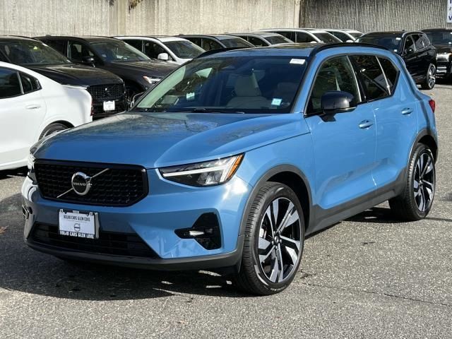 2023 Volvo XC40 Plus Dark Theme