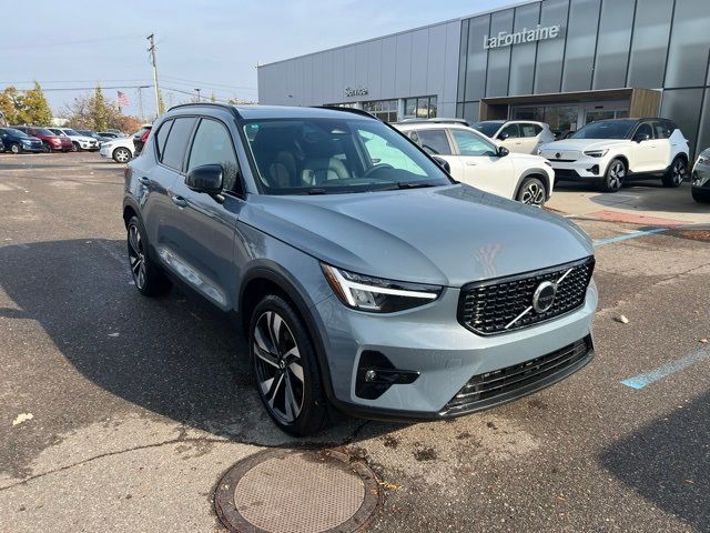 2023 Volvo XC40 Plus Dark Theme