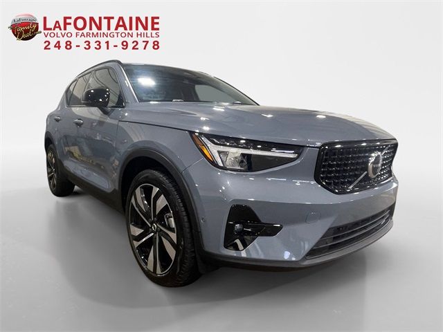 2023 Volvo XC40 Plus Dark Theme