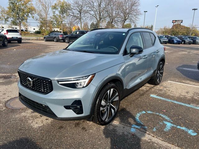 2023 Volvo XC40 Plus Dark Theme