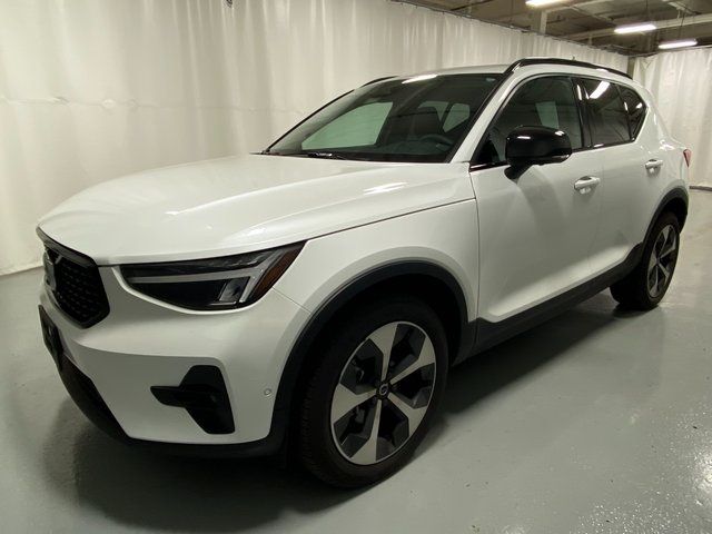 2023 Volvo XC40 Plus Dark Theme