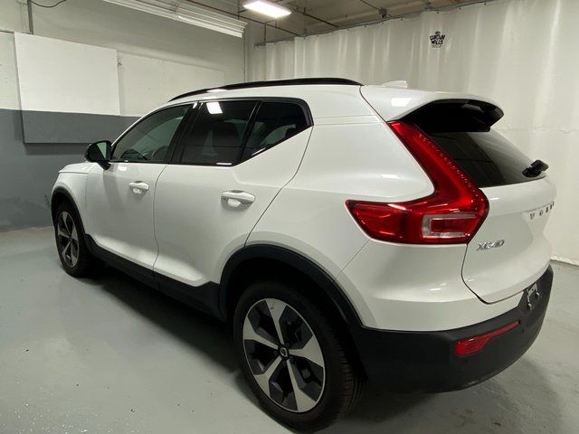 2023 Volvo XC40 Plus Dark Theme