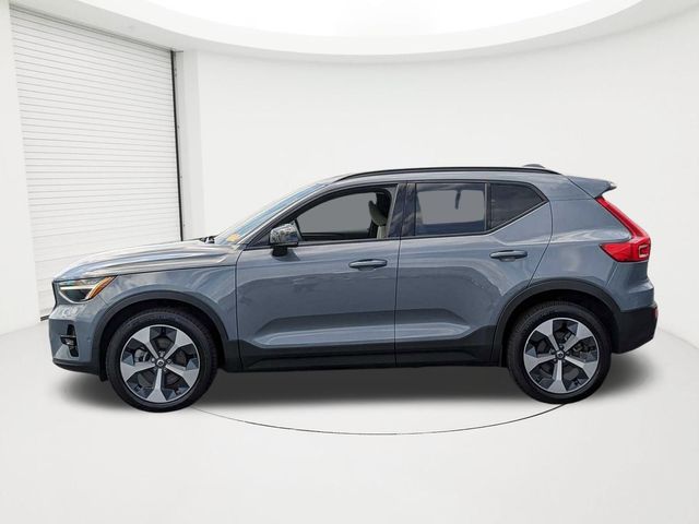 2023 Volvo XC40 Plus Dark Theme