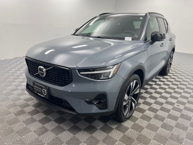 2023 Volvo XC40 Plus Dark Theme