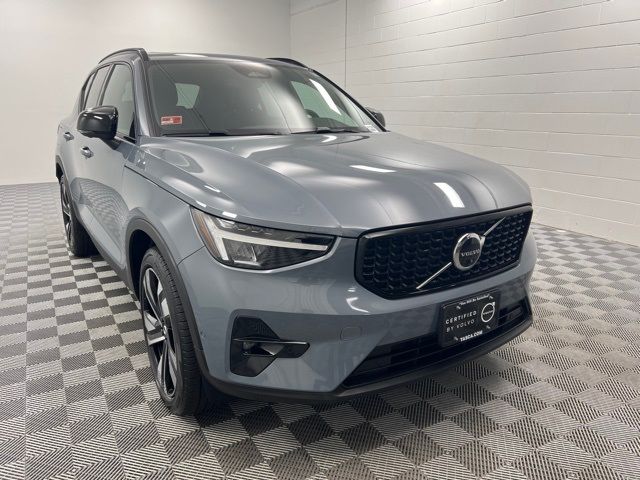 2023 Volvo XC40 Plus Dark Theme