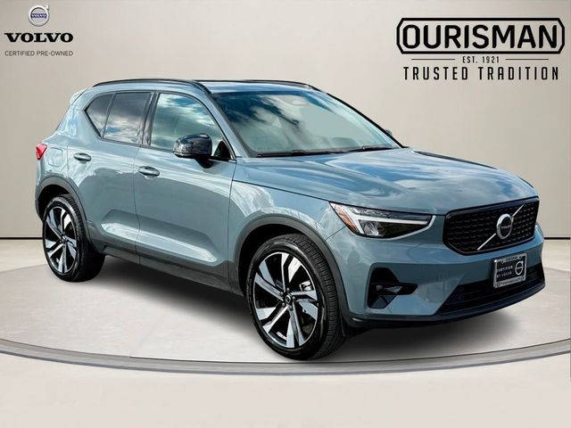 2023 Volvo XC40 Plus Dark Theme