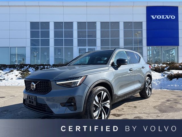 2023 Volvo XC40 Plus Dark Theme