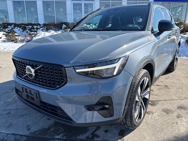 2023 Volvo XC40 Plus Dark Theme