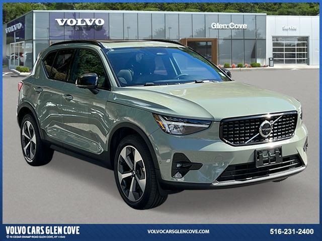 2023 Volvo XC40 Plus Dark Theme