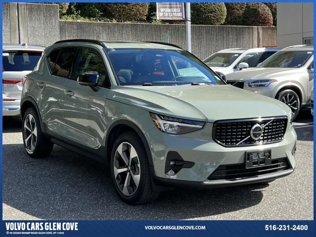 2023 Volvo XC40 Plus Dark Theme