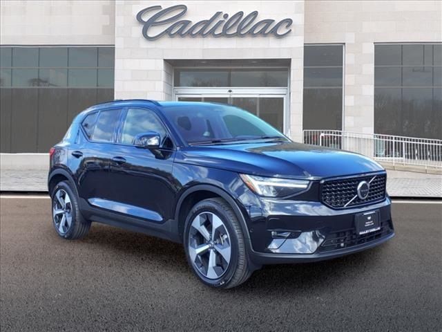 2023 Volvo XC40 Plus Dark Theme