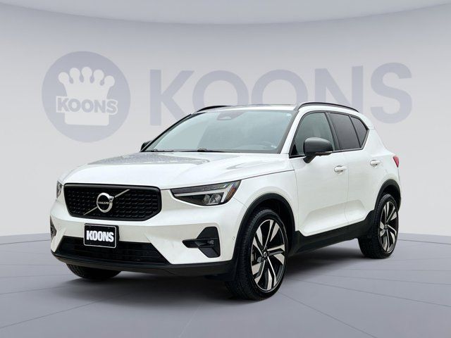 2023 Volvo XC40 Plus Dark Theme