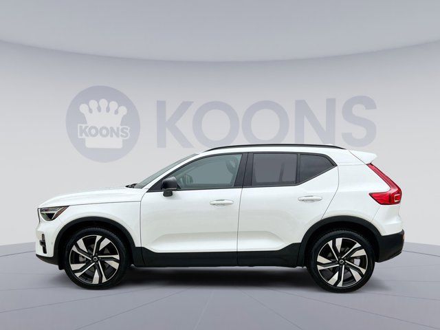 2023 Volvo XC40 Plus Dark Theme