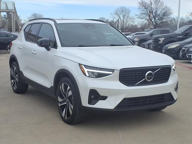 2023 Volvo XC40 Plus Dark Theme