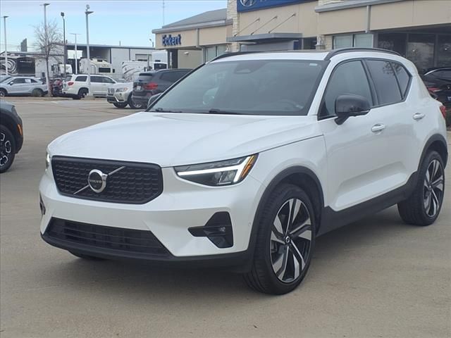 2023 Volvo XC40 Plus Dark Theme