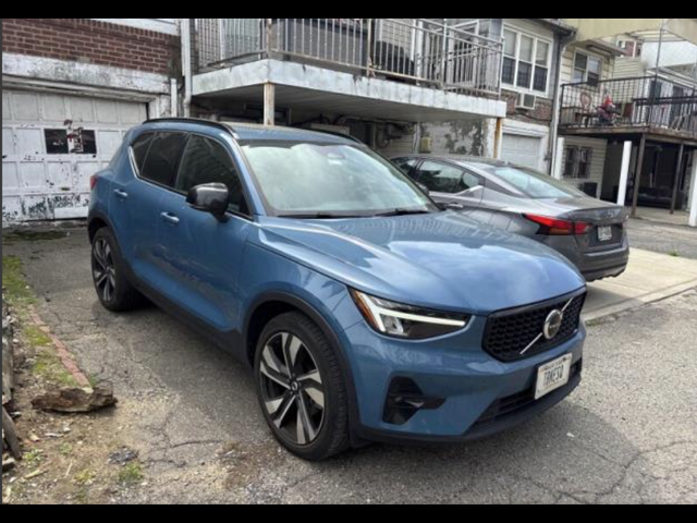 2023 Volvo XC40 Plus Dark Theme