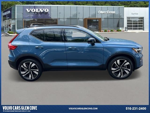 2023 Volvo XC40 Plus Dark Theme