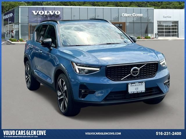 2023 Volvo XC40 Plus Dark Theme