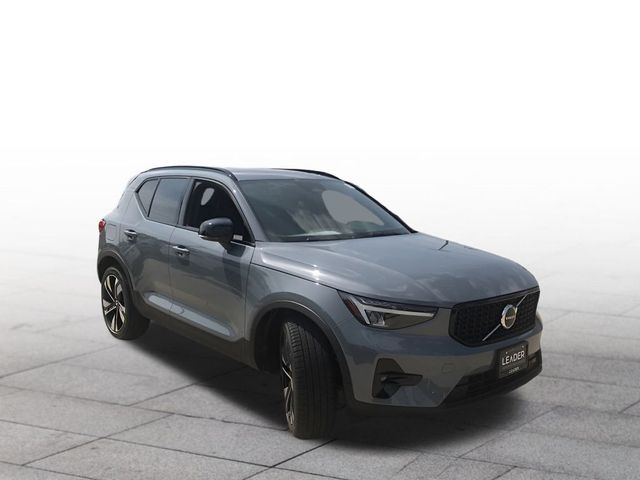 2023 Volvo XC40 Plus Dark Theme