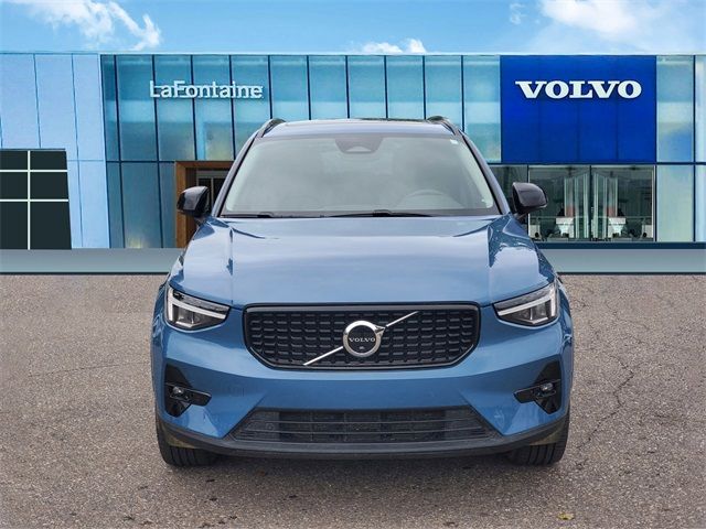 2023 Volvo XC40 Plus Dark Theme